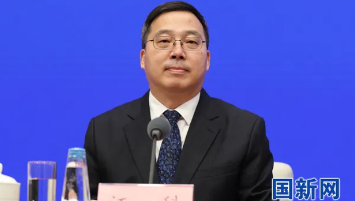 民法典明确多数业主同意即可，住建部：推动老旧小区加装电梯，探索“物业+养老”新模式