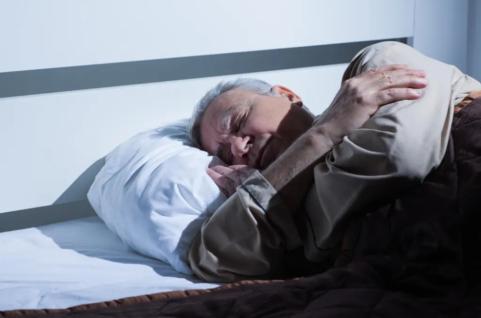 两种方法解决老年人睡眠问题，让老年人和照护者获得更好休息